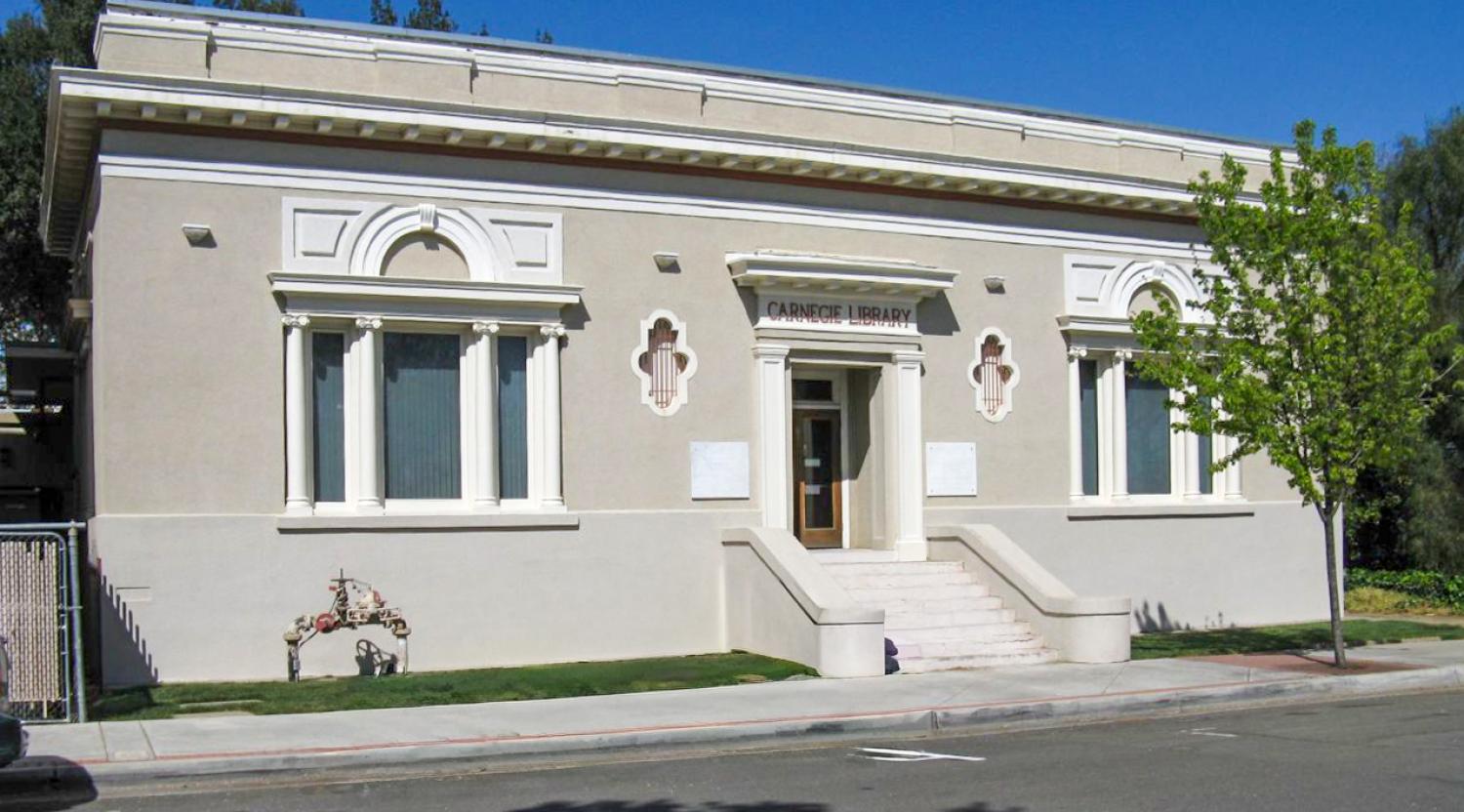Existing exterior view of library main entry